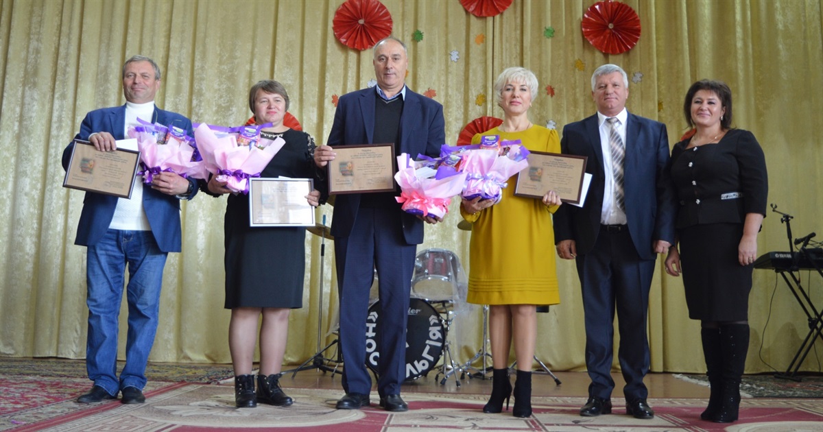 У Ташанській громаді привітали освітян з професійним святом. Концертом та грошовими винагородами