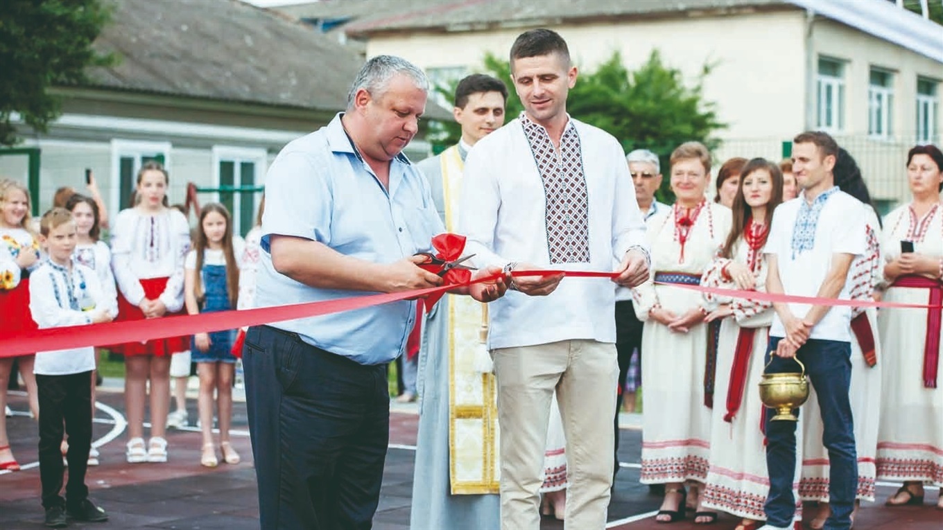 В одному з віддалених сіл Чортківщини молодь власними силами спорудила сучасний спортмайданчик
