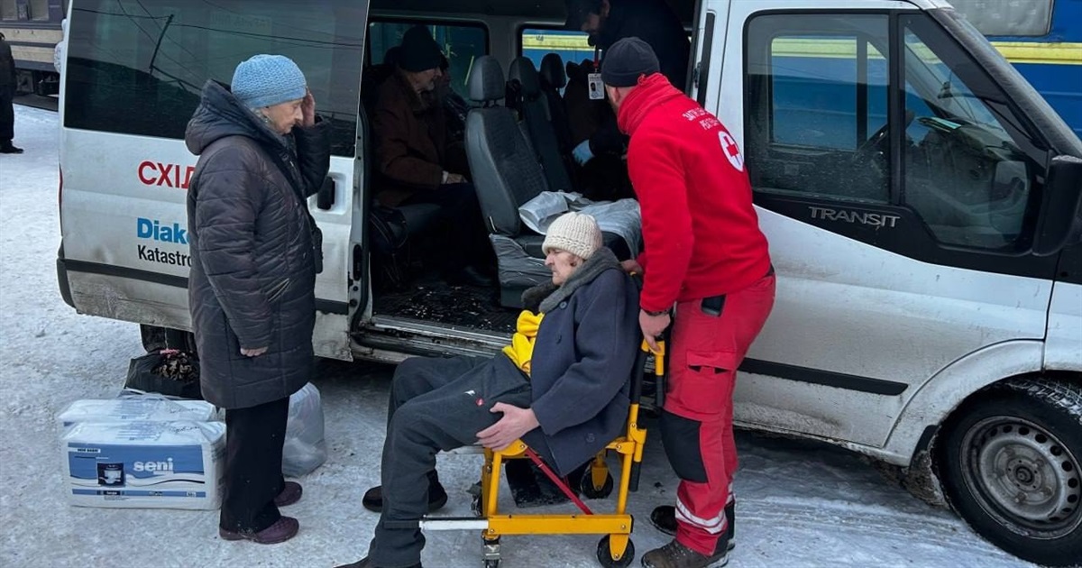 Люди чекають на евакуацію. Правозахисники просять Уряд створити гідні умови для життя переселенців