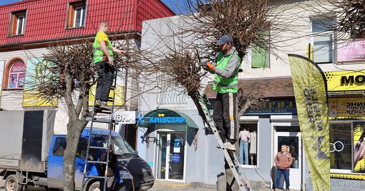 У Жмеринці стартував двомісячник благоустрою: комунальні служби прибирають після зими