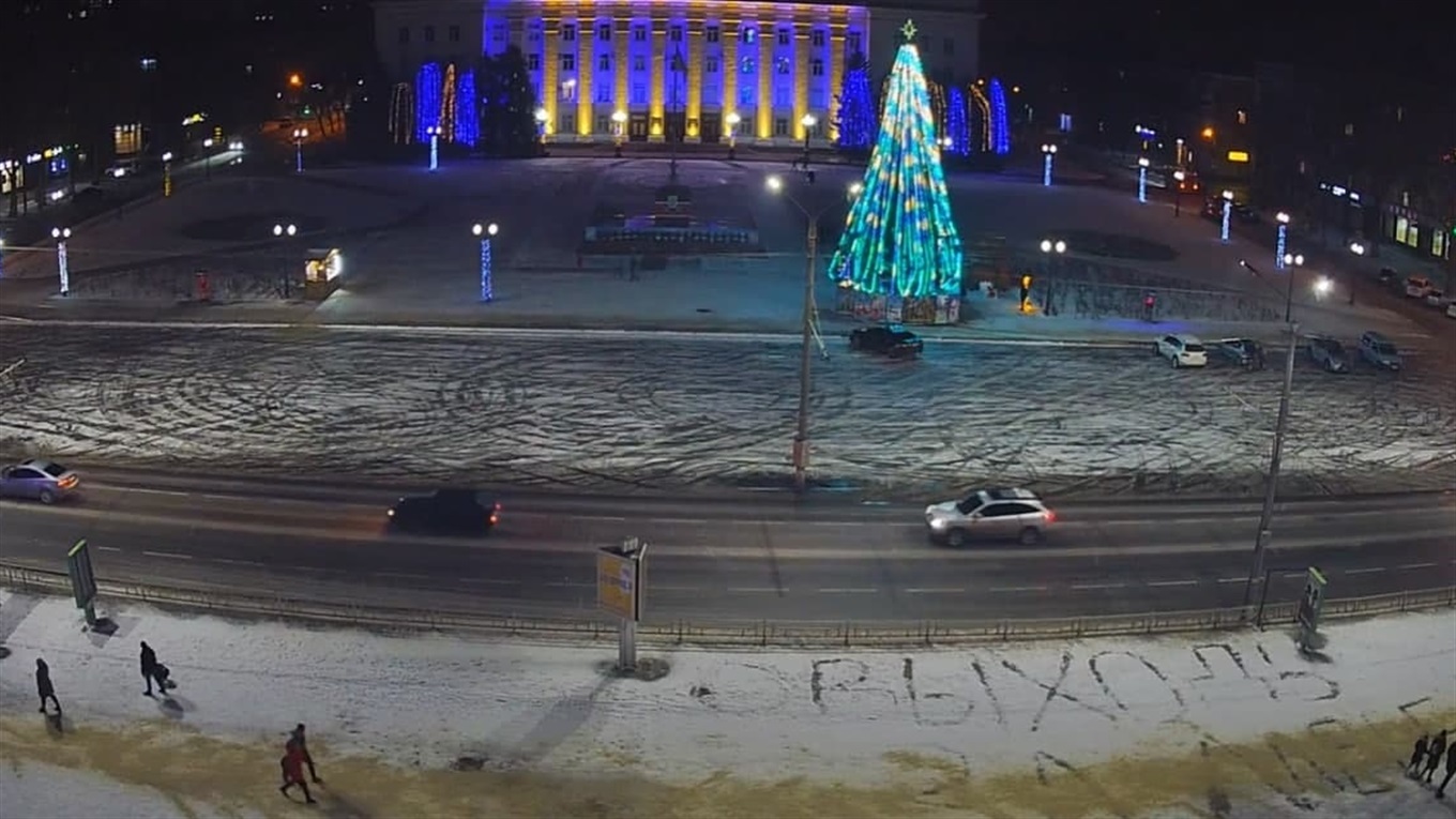 В Херсоні креативно освідчились в коханні на головній площі міста (фото та відео з камер)