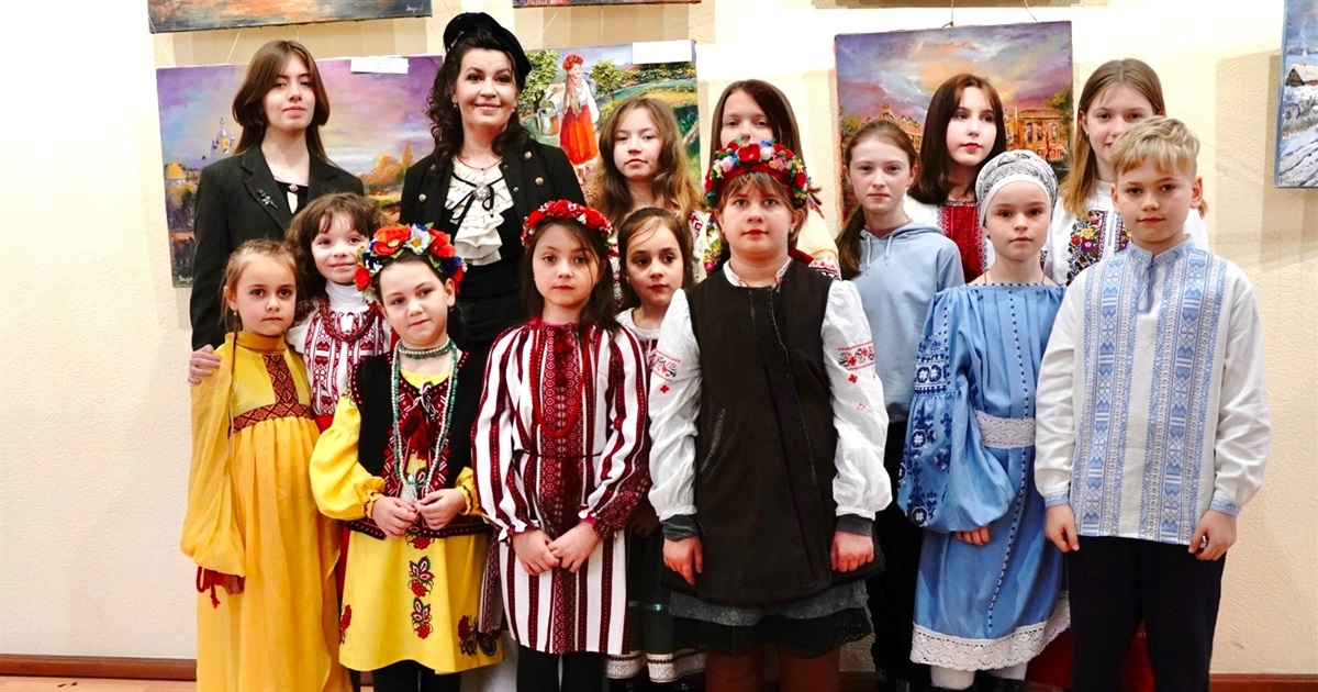 Вихованці студії живопису з наставницею організували в Переяславі благодійну виставку-продаж