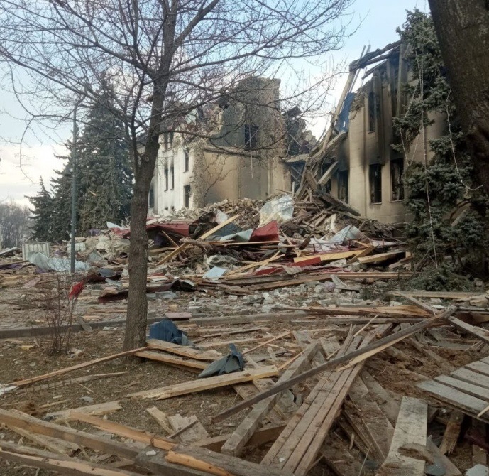 Будівля театру в Маріуполі після бомбардування