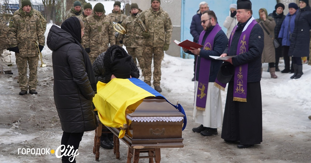 «Не так мали зустрічати…» Сатанів у скорботі попрощався із захисником Володимиром Блажком