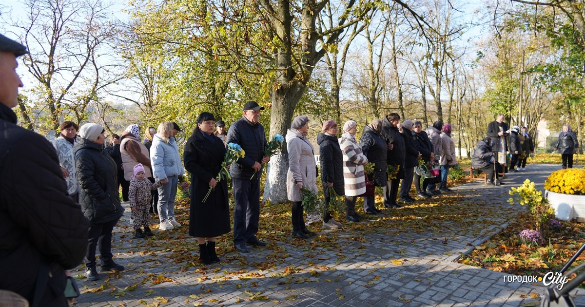 Увічнені у камені: у Лісогірці відкрили Стелу пам’яті сімом захисникам