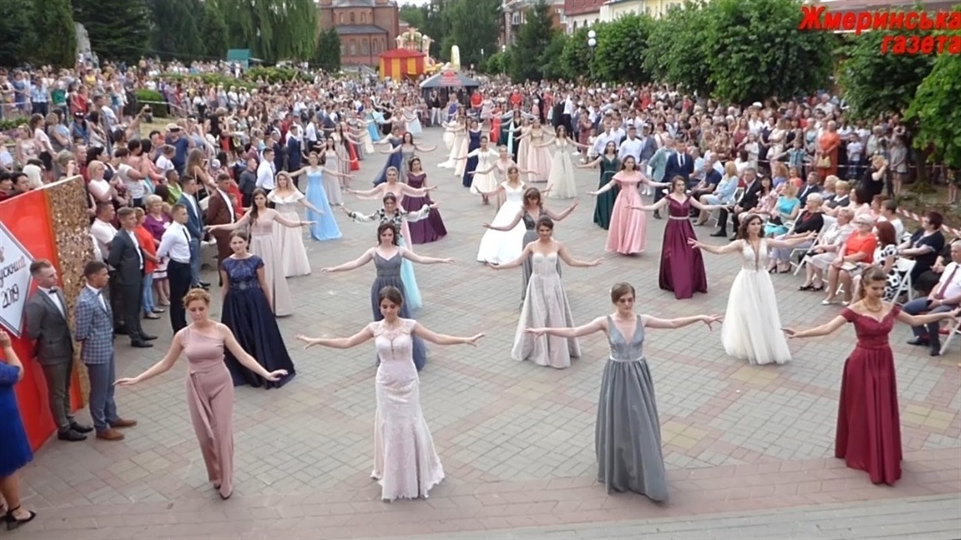 Романтичний вальс випускників-2019: відео