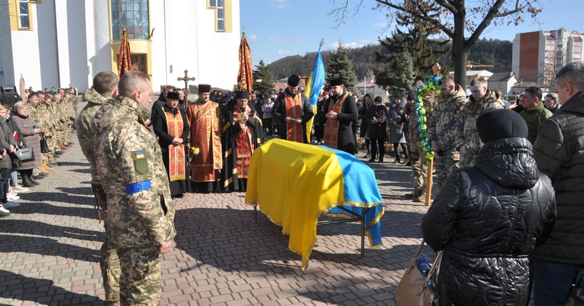Чортків`яни навколішки зустріли тіло загиблого воїна з Нагірянки Михайла Москалика