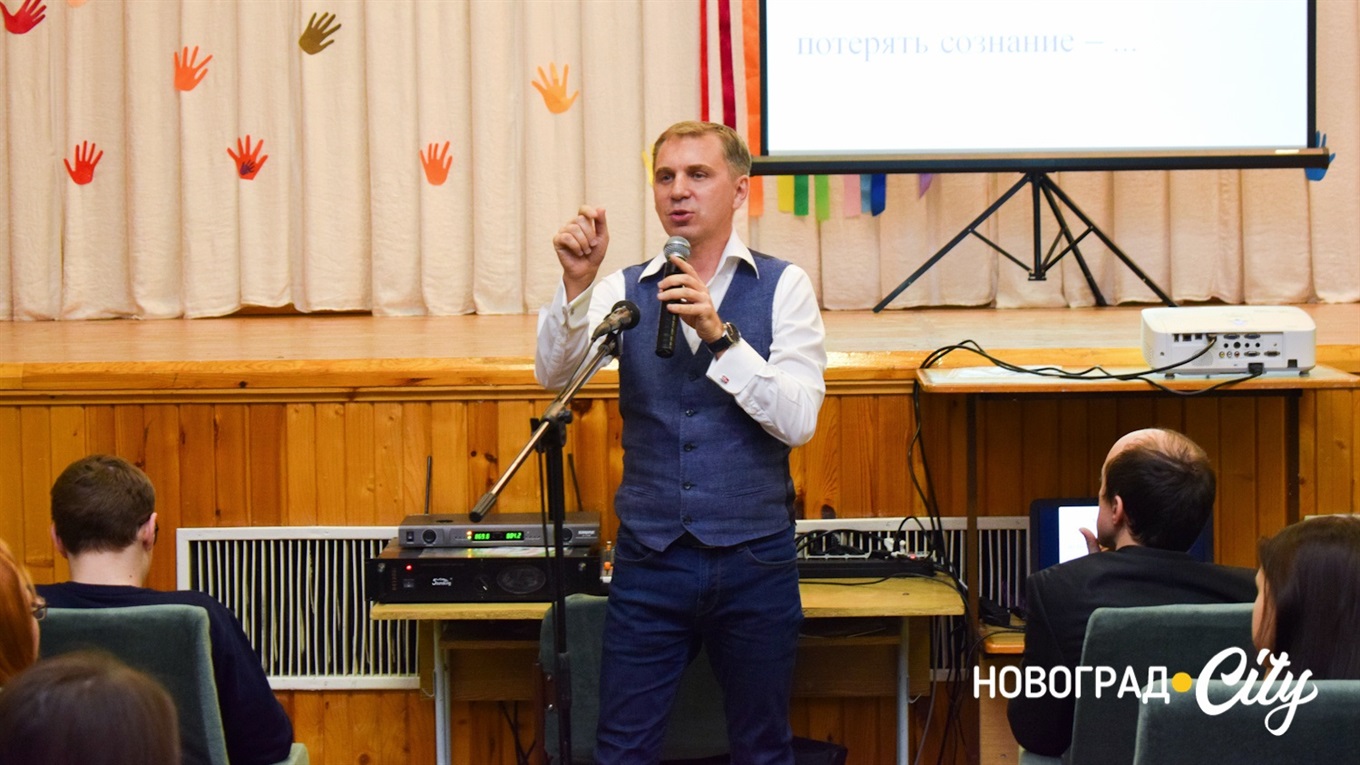Ведучий "Експрес-уроків" української мови на 1+1 Олександр Авраменко провів заняття у Новограді
