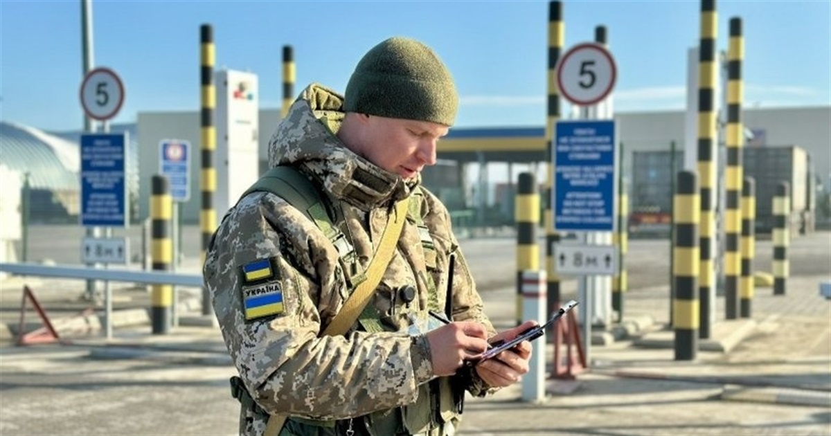 Після удару РФ КПП "Орлівка" закрився на невизначений час: куди тепер їхати через кордон