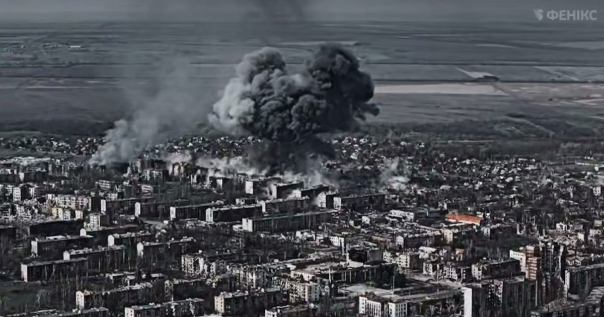 Тритонна бомба на місто. Росіяни застосовують у Костянтинівці тактику «випаленої землі» — відео