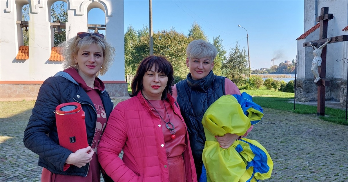 Культура як зброя:працівники культури Старокостянтинівщини зняли відео, заспівали патріотичне попурі
