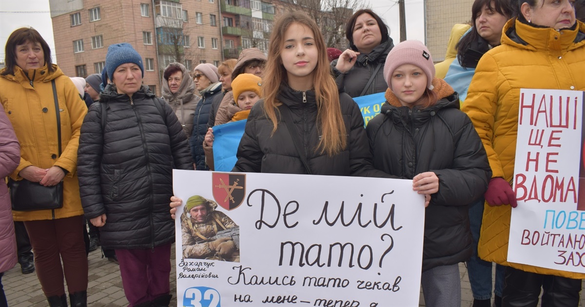 "Я вірю, що він живий!": у Звягелі відбулася акція на підтримку полонених та зниклих безвісти