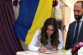 Переселенці з Донецка зареєстрували шлюб в Києві під звуки вибухів. Це їхній досвід для інших пар