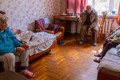 Они теперь живут вчетвером на двух кроватях. В Попасной был ад: соседа убило, в огороде нашли ногу