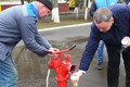 Руководители водоканалов устроили челендж и пьют воду из-под крана. Обладминистрация не рекомендует