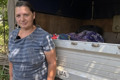 Ночуємо в полі, а вдень пораємось на городі. Російські дрони вигнали з дому родину із Золотих Прудів