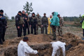 Військові злочини росії. У Лимані в братських могилах знаходять військових, цивільних і навіть дітей