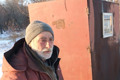 Попаснянский затворник. Как это – жить в железном контейнере возле стеллы на въезде в город?