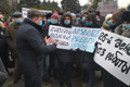 В Мариуполе работники судоремонтного завода вышли на акцию протеста. Разбираемся, что происходит