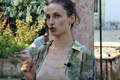 Художница создала одежду, окрашенную травами и землей востока. Показываем, как она это делает