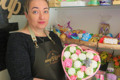 Валентина Гартовина создает букеты из мыла в Мирнограде. Показываем, как устроена ее мастерская
