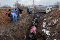 В Мариуполе погибших от обстрелов хоронят в братских могилах. Шокирующие фото из блокадного города