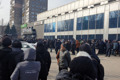 Набирают воду в фонтанах. Хоронят людей прямо в парке. Жизнь блокадного Мариуполя в фотографиях