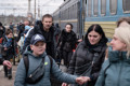 Жителей Славянска призвали временно выехать в безопасную зону. Вот эвакуационные поезда