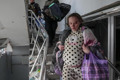 Это видео ужасного авиаудара по роддому в Мариуполе. Оно опровергло российские фейки
