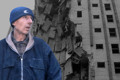 Живу в аварійному будинку, під'їзд якого склався від ракетного удару. Історія Віктора з Лимана