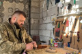 Військовий з Ірпеня створює авторські ручки із гільз