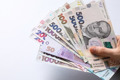 Яка допомога доступна українцям під час війни: інформація про всі виплати