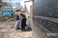 У Покровську з'явилися могили на дитячих майданчиках. Поліцейські продовжують рятувати людей з руїн