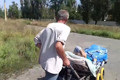 Чоловік вивозив пішки з Покровська поранену матір. За ними полювали російські дрони
