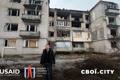 У цьому будинку в Лимані жили родини військових. Окупанти стріляли в нього прицільно з танку