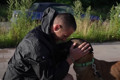 Прикордонник Денис забрав свою собаку Джилі. Три роки вона жила в окупації, а він був у полоні