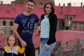 Маленька Надійка втратила маму під час обстрілу в Красногорівці. Її батько важко поранений