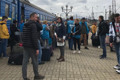 Хто зустрічає людей з евакуаційного потяга у Львові. Репортаж із залізничного вокзалу
