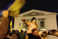 Ці люди вийшли на площу Маріуполя із синьо-жовтими прапорами. В їхніх очах – віра в Україну