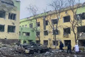 Російські окупанти розбомбили дитячу лікарню в Маріуполі. Тільки подивіться на ці руїни та воронки