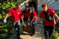 Волонтери Червоного хреста рятують маломобільних жителів Мирнограду від війни. Як це відбувається
