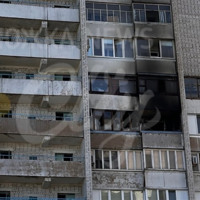 У Південноукраїнську вночі горіла висотка: пожежникам довелося прориватися крізь автівки у дворі