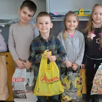 «Подаруй усмішку»: юні натуралісти Первомайська зібрали подарунки для дітей зі спеціальної школи