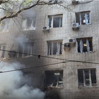 Окупанти атакували адмінбудівлю в Херсоні: загинула жінка, є поранені (відео)