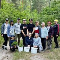 Три відра чорниць для пікапа: як жителі Яринівки зібрали 4 тисячі гривень для військового-земляка