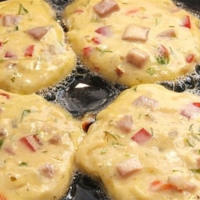 Готуємо сьогодні: оладки-міні-піци на сковороді