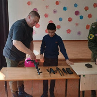 Автомати на партах: на ТОТ Херсонщини окупанти вчать дітей збирати зброю на швидкість