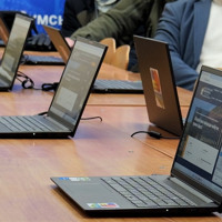 Мобільна освіта в укриттях: Шосткинський коледж отримав технічну допомогу від Алекса де Кокка