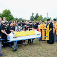 Небо плакало, а серця розривалися від болю - у Кагарлику попрощалися з воїном Володимиром Березнюком