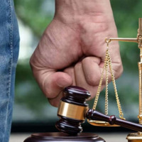 У Глухові судили чоловіка, який побив товариша кочергою до смерті